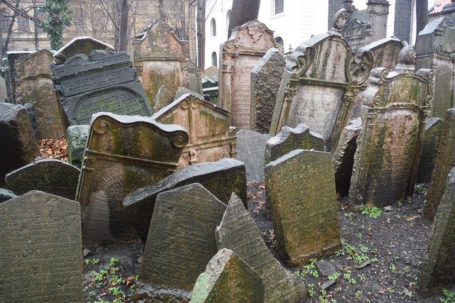 הכאוס של בית הקברות היהודי בפראג