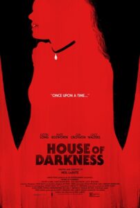 בית האפלה (2022) - פוסטר סרט אימה בכיכובם של ג'סטין לונג וקייט בוסוורת'